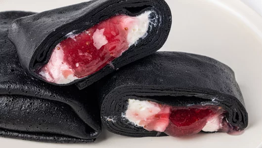 Налистники "Конвертики" с&nbsp;сырным кремом и&nbsp;клубничной начинкой