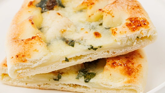 Лодочка с&nbsp;курицей, сыром и&nbsp;шпинатом