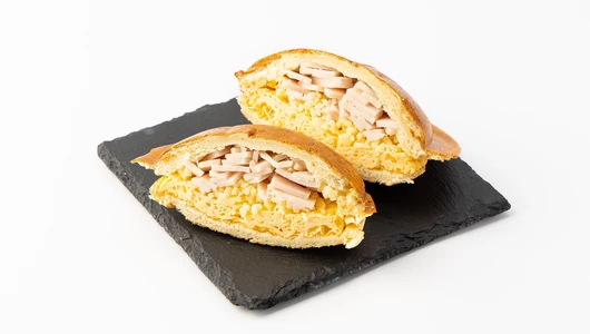 Булочка с ветчиной и сыром, кафе