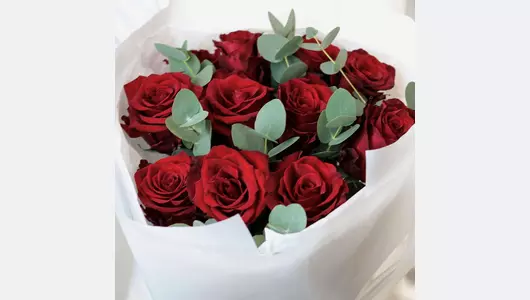 Монобукет из&nbsp;11 красных роз и&nbsp;эвкалипта "Алая роза" FMART by flowwow
