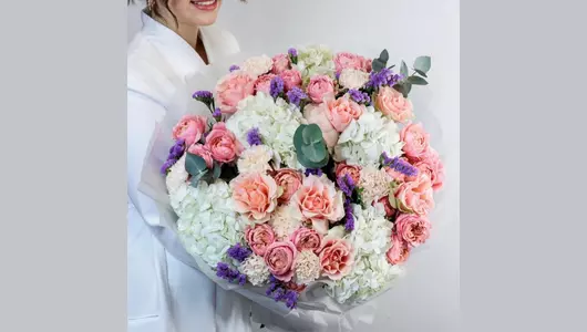 Авторский букет с&nbsp;гортензией, гвоздикой,французской и&nbsp;пионовидной розой "Вальс цветов" FMART by flowwow