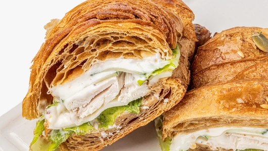 Круассан зерновой с&nbsp;курицей и&nbsp;медово-горчичным соусом