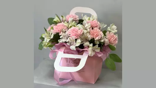 Цветы в&nbsp;коробке нежные диантусы и&nbsp;альстромерии «Розовое сердце» FMART by flowwow