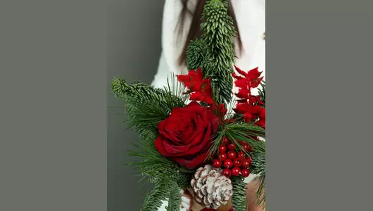 Недорогая новогодняя композиция с&nbsp;розой в&nbsp;стаканчике