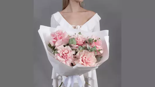 Букет из&nbsp;5 розовых, французских роз с&nbsp;эвкалиптом FMART by flowwow