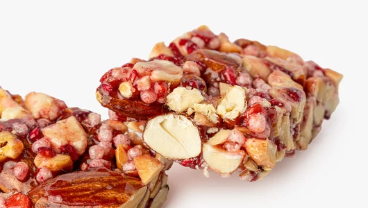 Батончик орехово-арахисовый с&nbsp;клубникой и&nbsp;малиной