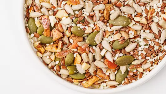 Смесь семян с курагой, сушеным яблоком и миндалем