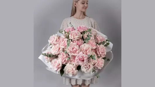 Букет из&nbsp;25 розовых, французских роз с&nbsp;эвкалиптом FMART by flowwow