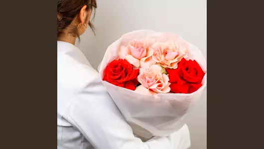 Милый букет из&nbsp;5 французских роз Нина и&nbsp;Фруттета FMART by flowwow