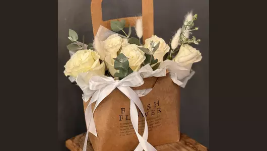 Белые розы в&nbsp;красивом оформлении «Любимой» FMART by flowwow