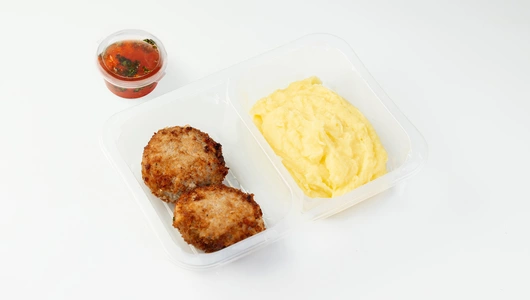Котлеты из&nbsp;трех видов мяса с&nbsp;картофельным пюре и&nbsp;соусом сладкий чили