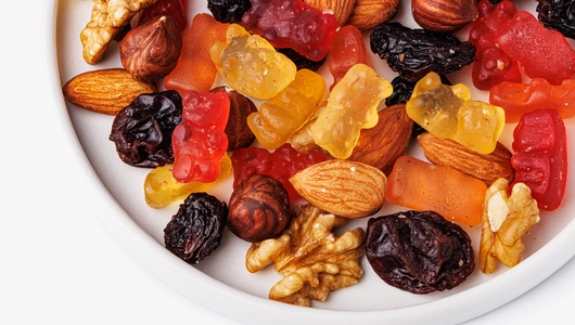 Смесь из орехов, изюма и мармелада