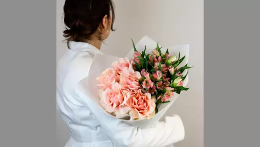 Букет из&nbsp;роз и&nbsp;альстромерии «Французский поцелуй» FMART by flowwow