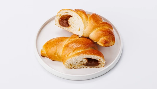 Булочка сдобная с яблочным повидлом Булочка сдобная с яблочным повидлом