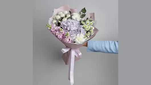Гортензия и&nbsp;маттиола в&nbsp;букете «Анастасия» FMART by flowwow