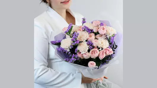 Авторский букет с&nbsp;пионовидной розой, гвоздикой и&nbsp;статицей "Лавандовый рассвет" FMART by flowwow