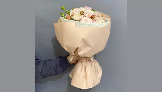 Сливочный пирожное. Букет с&nbsp;кустовыми розами гортензией и&nbsp;гвоздиками FMART by flowwow