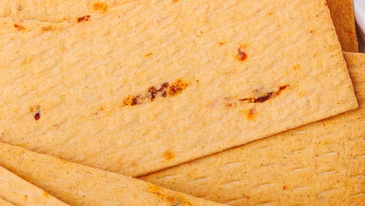 Хлебцы с вялеными томатами и перцем чили