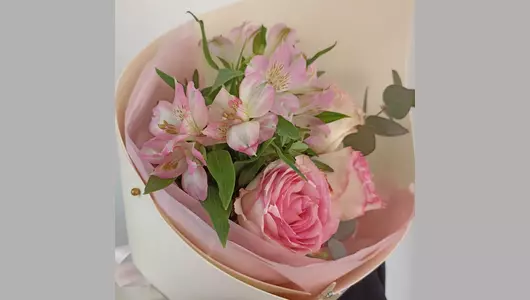 Букет из&nbsp;роз и&nbsp;альстромерии FMART by flowwow