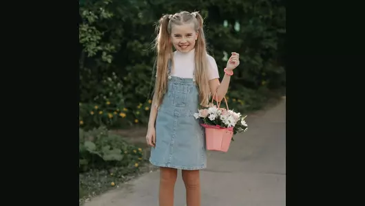 Авторский букет в&nbsp;сумочке из&nbsp;роз акуна и&nbsp;хризантем