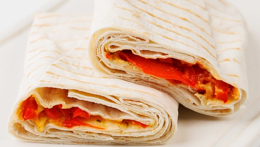 Сэндвич-гриль с хумусом и болгарским перцем в лаваше, кафе