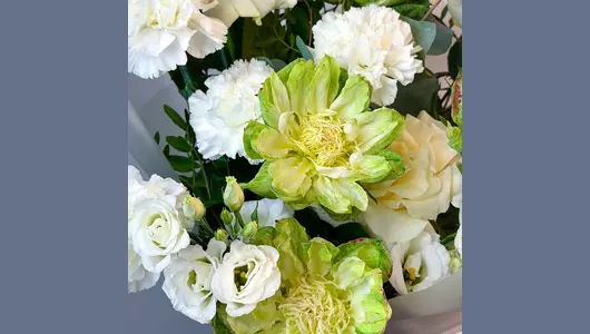 Авторский букет с&nbsp;розой Вегги, лизиантусом и&nbsp;гвоздикой "Сон феи" FMART by flowwow