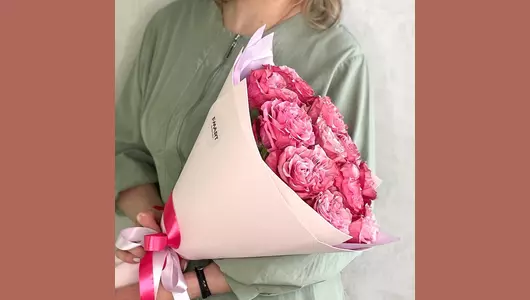 Букет 11 розовых пионовидных роз FMART by flowwow