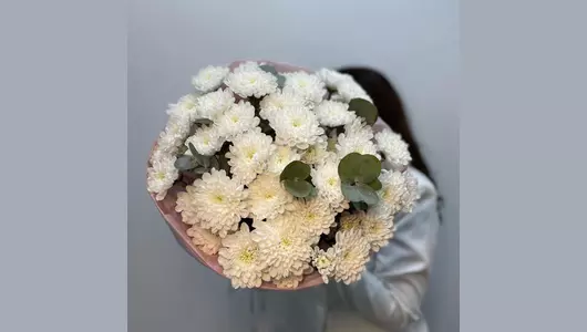 Воздушный букет из&nbsp;белоснежной хризантемы с&nbsp;эвкалиптом "Вдохновение" FMART by flowwow