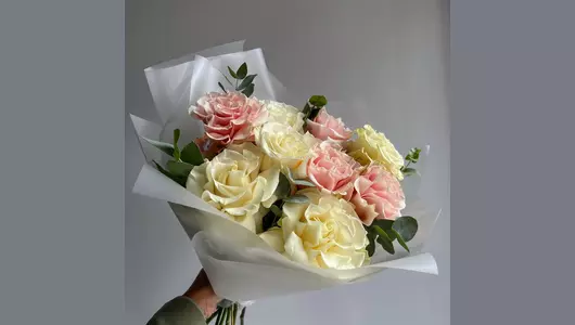 Букет из&nbsp;Французских роз белых и&nbsp;розовых с&nbsp;Эвкалиптом 9 шт #204 FMART by flowwow