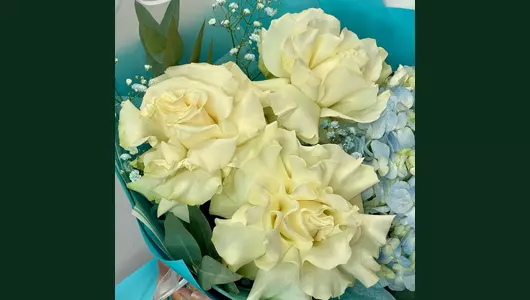 Французская роза с&nbsp;гортензией и&nbsp;гипсофилой в&nbsp;авторском букете FMART by flowwow