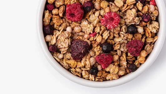 Гранола с&nbsp;малиной, клюквой и&nbsp;черникой