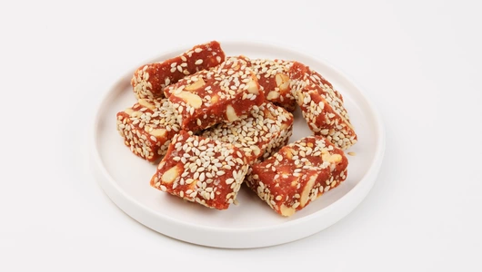 Пастила фруктово-овощная из яблока и моркови с арахисом и кунжутом 100 гр Пастила фруктово-овощная из яблока и моркови с арахисом и кунжутом 100 гр