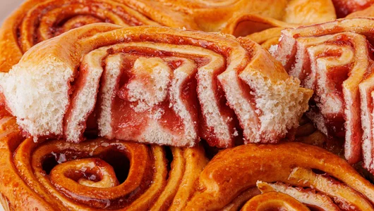 Булочка "Ромашка семейная" с вишней