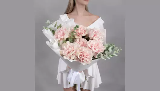 Букет из&nbsp;7 розовых, французских роз с&nbsp;эвкалиптом FMART by flowwow