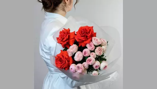 Авторский букет из&nbsp;французских и&nbsp;пионовидных роз "Первая любовь" FMART by flowwow