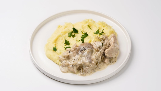 Бефстроганов из курицы с картофельным пюре