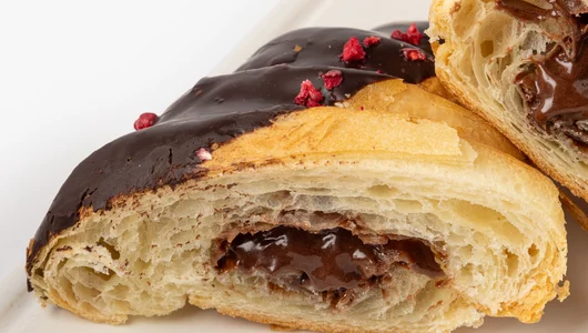 Круассан с&nbsp;шоколадом и&nbsp;малиной, кафе