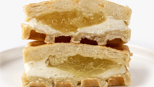 Вафля-сэндвич с грушей и горгонзолой Вафля-сэндвич с грушей и горгонзолой