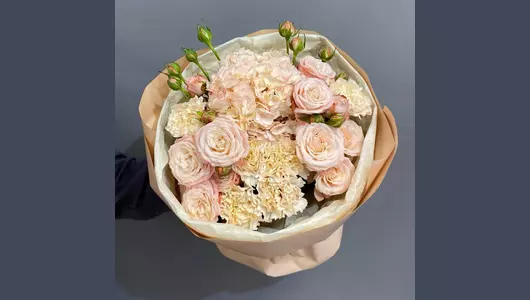 Сливочный пирожное. Букет с&nbsp;кустовыми розами гортензией и&nbsp;гвоздиками FMART by flowwow