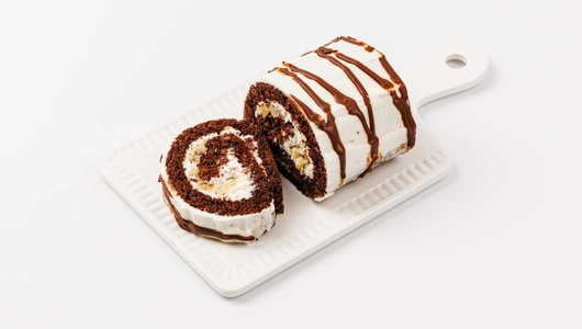 Рулет с ананасом, грецким орехом и сметанным кремом