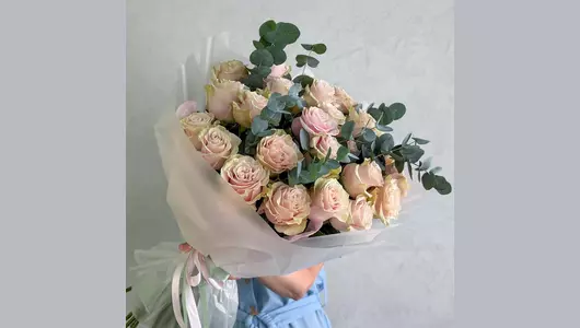 Букет 25 розовых роз с&nbsp;эвкалиптом FMART by flowwow