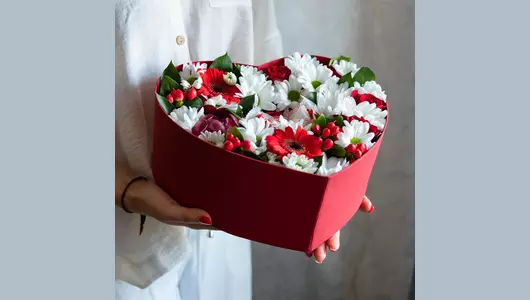 Букет из&nbsp;хризантем, гербер и&nbsp;роз акуна в&nbsp;коробке-сердце