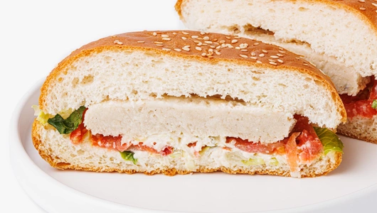 Фиш-бургер с филе минтая и соусом "Тар-тар", кафе Фиш-бургер с филе минтая и соусом "Тар-тар", кафе