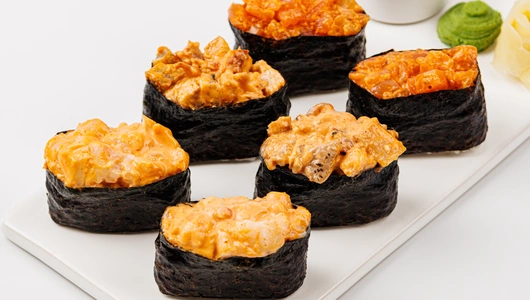 Ассорти гунканов с креветками, семгой и угрем