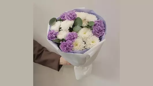 Авторский букет "Лунное очарование" с хризантемой и лавандовой гвоздикой FMART by flowwow