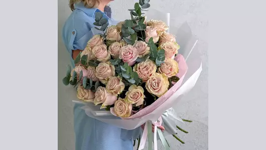 Букет 25 розовых роз с&nbsp;эвкалиптом FMART by flowwow