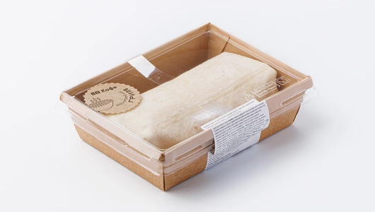 Сэндвич ролл с курицей, вешенками и соусом том ям на гриле, кафе