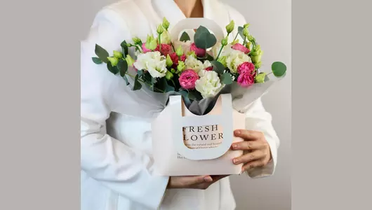 Композиция в&nbsp;сумочке «Утренний свет» из&nbsp;кустовой розы и&nbsp;эустомы FMART by flowwow