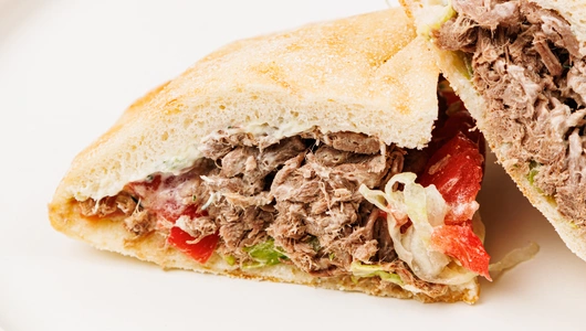 Пита с рваной говядиной и соусом тар-тар