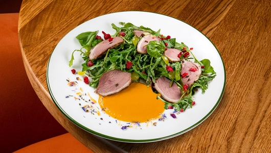 Салат с уткой, виноградом и манговым соусом